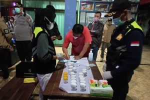 Pemeriksaan urine di lokasi tempat hiburan malam oleh Satnarkoba Polres Batu. (ist) - Patroli "Pamor Keris", Satnarkoba Polres Batu Razia Tempat Hiburan Malam