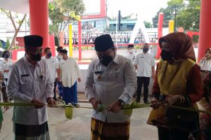 Pemotongan pita oleh Bupati Jember Hendy Siswanto, didampingi Ibu Bupati Jember Kasih Fajarini, serta Kepala Dinas (PMPTSP) Arief Tjahjono. (ist) - Berikan Kemudahan Pelayanan, Dinas PMPTSP Jember Resmikan Kantor Baru