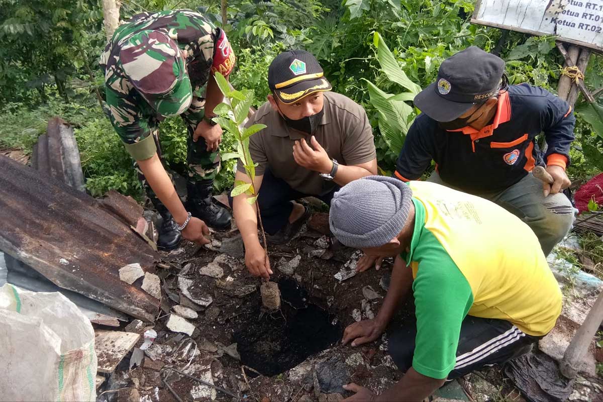 Penanaman pohon di bekas longsor Jalan Kolonel Sugiono VII. (ist) - Babinsa, BKM dan Warga Gadang Tanam Pohon di Bekas Longsor