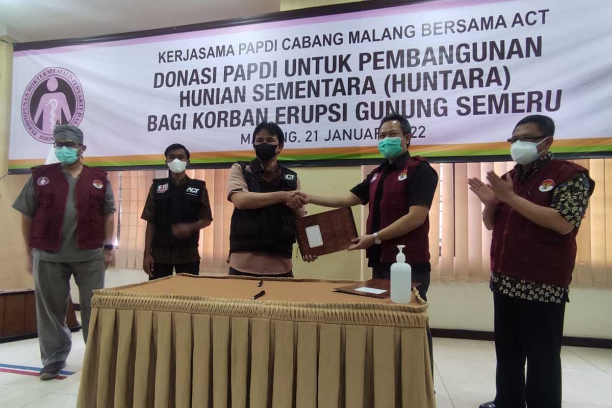Penandatanganan MoU antara PAPDI Cabang Malang dengan ACT Malang. (rhd) - PAPDI Malang Gandeng ACT Bangun 32 Shelter Bagi Korban Semeru