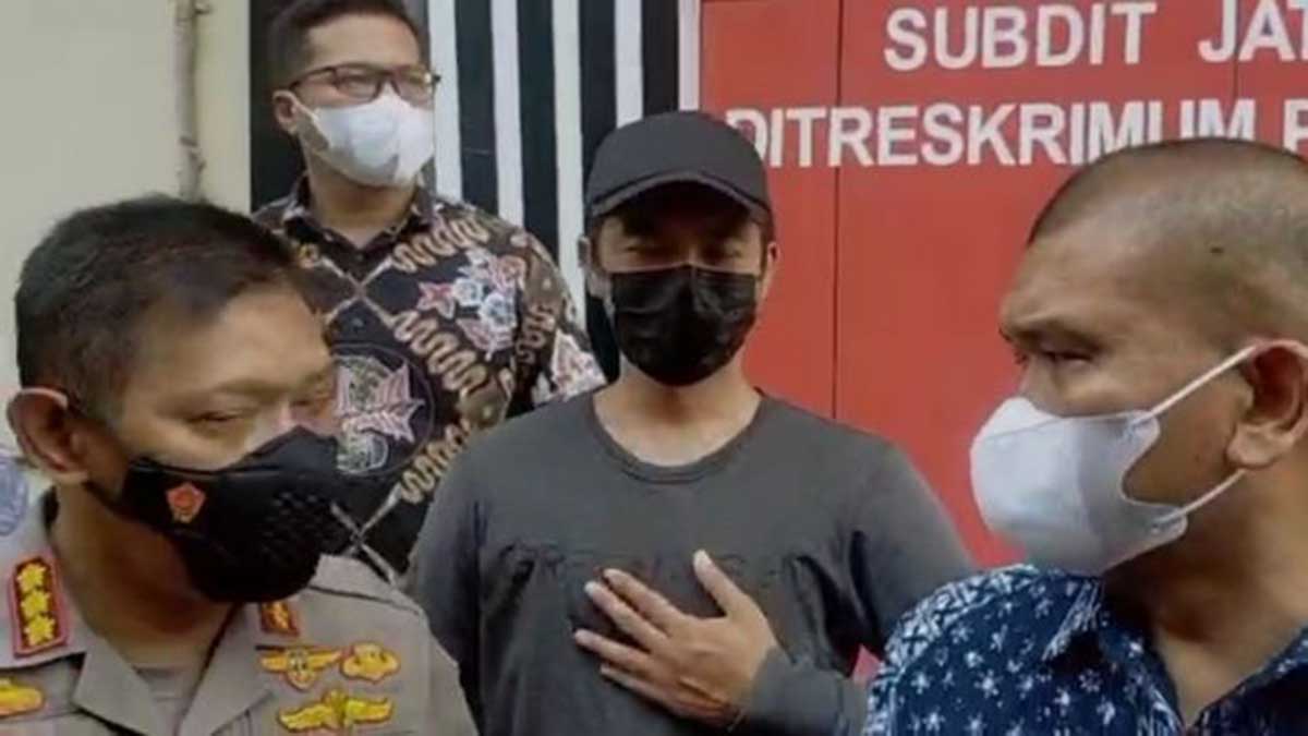 Penangkapan tersangka penendang sesajen di erupsi semeru. (ist) - Pria Penendang Sesajen di Semeru Akhirnya Ditangkap dan Minta Maaf