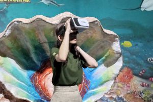 Pengunjung mencoba Virtual Tour 360°. (ws3) - Virtual Tour 360° Museum Satwa Batu, Inovasi Binus-Jatim Park Gaet Pengunjung Millenial