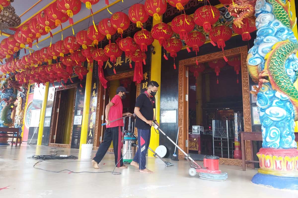 Pengurus Klenteng Hoo Tong Bio Banyuwangi, sibuk membersihkan klenteng Joo Tong Bio, dan memasang lampion dan pernak-pernik lainnya untuk menyambut Imlek tahun 2022. (Foto: Aras Sugiarto) - Jelang Perayaan Imlek Tahun 2022, Klenteng Hop Tong Bio Bersolek