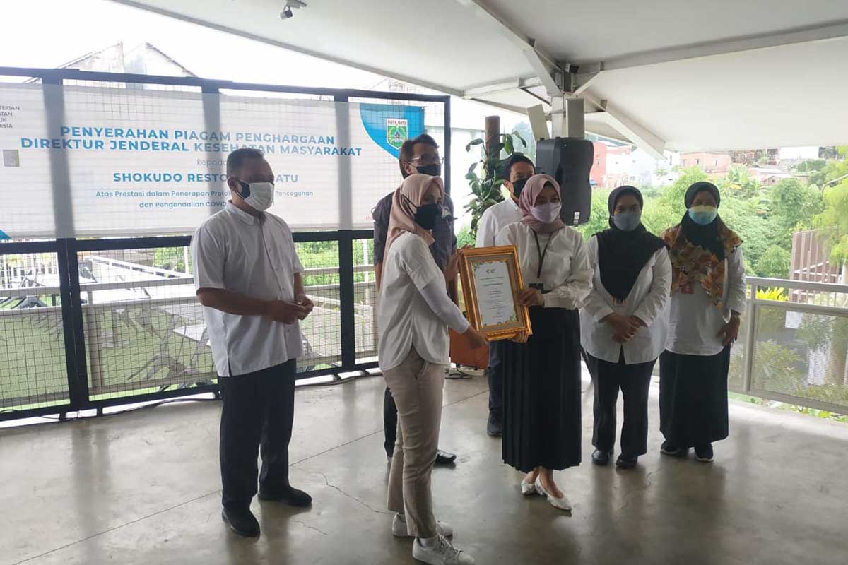 Penyerahan penghargaan oleh Kadinkes Batu kepada manajemen Shokudo Resto. (ws3) - Terbaik se-Jatim Penerapan Prokes, Kemenkes RI Beri Penghargaan Resto di Batu