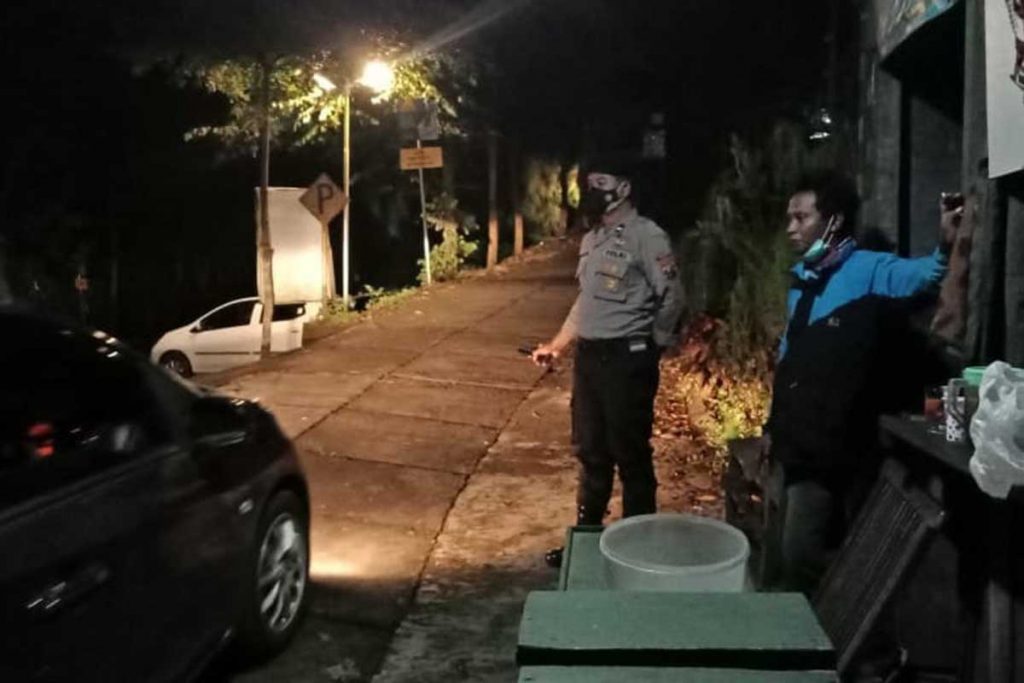 Personel Satuan Samapta melakukan operasi di Wana Wisata Paralayang. (ist) - Omicron Muncul di Malang, Polres Batu Gencarkan Patroli Prokes