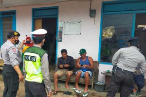 Personel Satuan Samapta melakukan operasi yustisi di wilayah hukum Polres Batu. (ist) - Omicron Muncul di Malang, Polres Batu Gencarkan Patroli Prokes