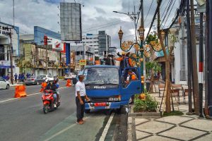 Petugas DLH menata kabel di Kawasan Kayutangan Heritage. (jaz) - DLH Rapikan Kabel Semrawut Kayutangan Heritage