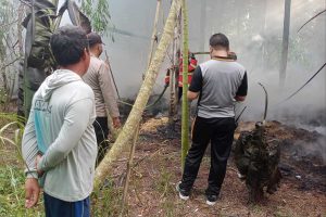 Petugas Damkar bersama warga berusaha memadamkan kebakaran kandang ayam di Desa Ringinanom. (leg) - Kebakaran Kandang di Blitar Hanguskan Ribuan Ayam