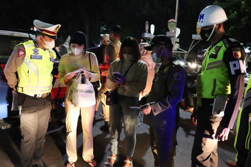 Petugas gabungan Pamor Keris menyasar masyarakat secara acak. (ist) - Tekan Covid -19, 'Pamor Keris' Hukum Push Up Pelanggar Prokes
