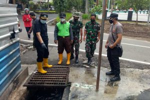 Petugas membersihkan saluran air sebagai upaya mencegah terjadinya banjir. (ist) - Cegah Banjir, GASS Bersihkan Saluran Air di Kawasan Penanggungan