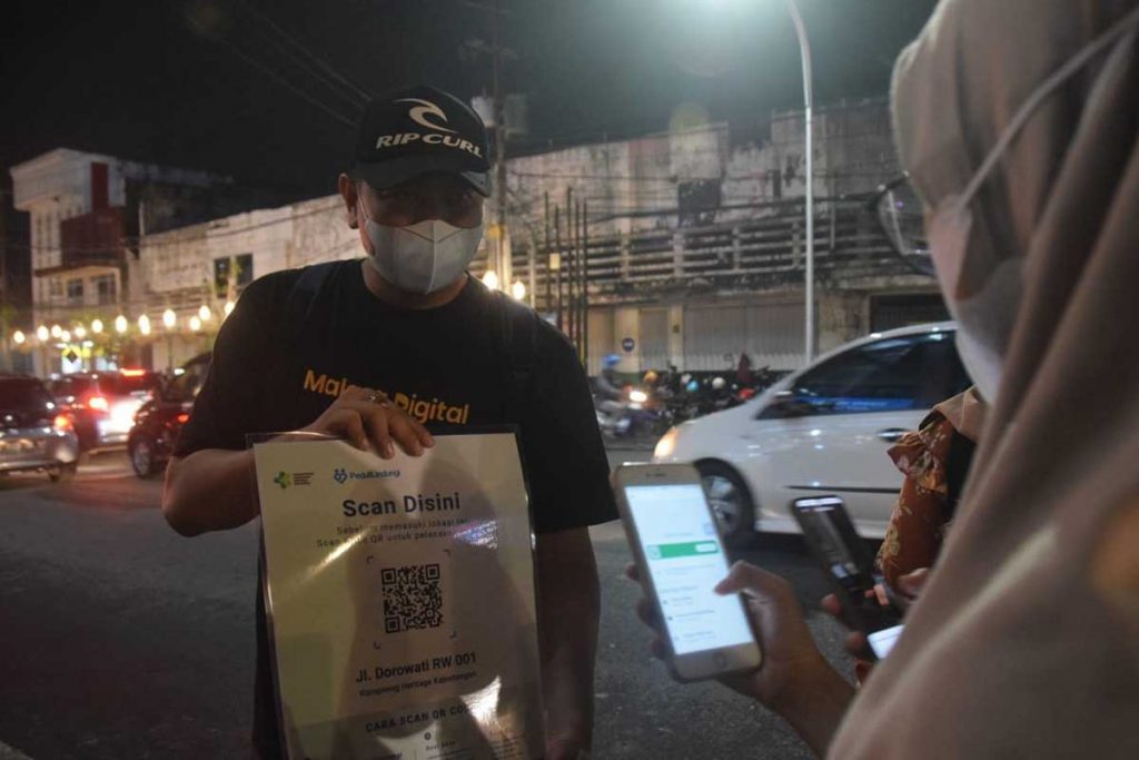 Petugas menghimbau pengunjung scan barcode PeduliLindungi. (ist) - Stop Penyebaran Omicron, Musik Kayutangan Terpaksa Diberhentikan