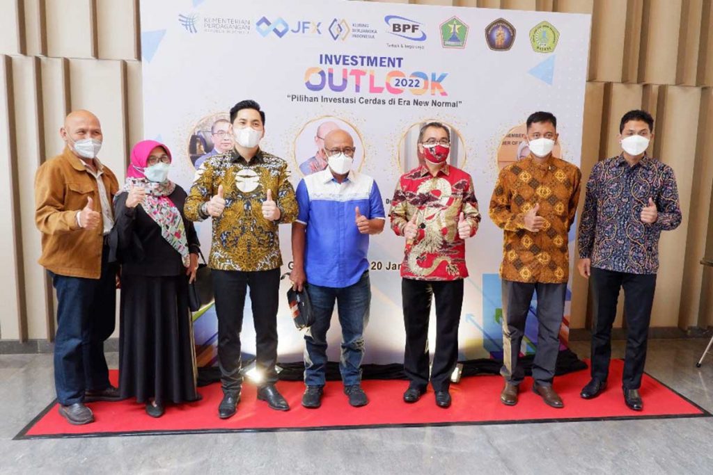 Pimpinan Cabang PT Bestprofit Futures Malang, Andri (kiri ketiga), bersama narasumber dan perwakilan investor. (ist) - Jangan Tergiur Pasti Untung, Investasi Emas Jadi Pilihan Safe Haven