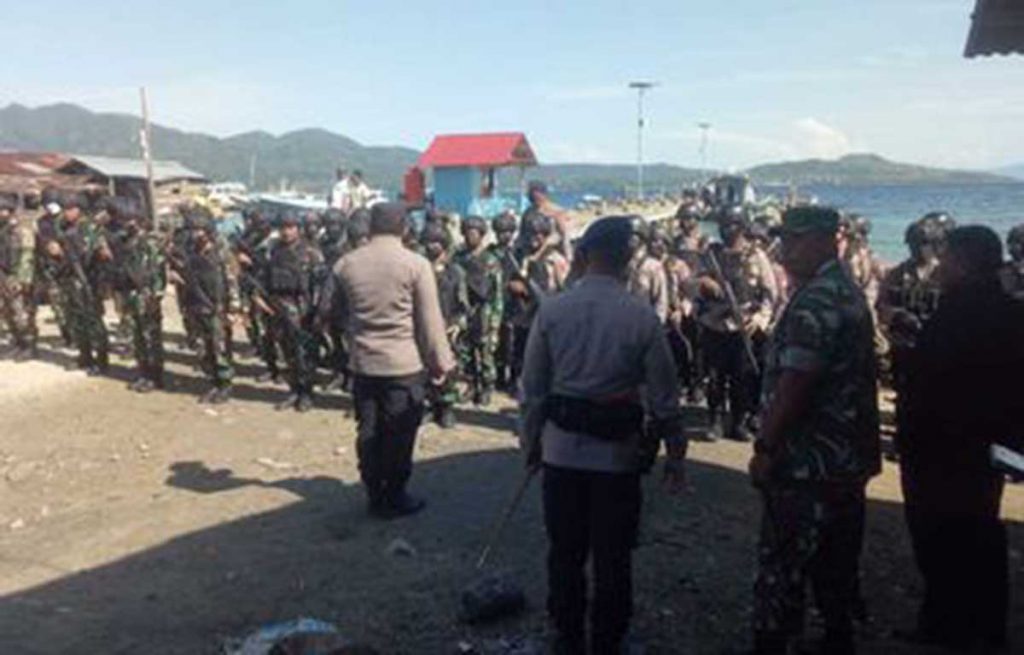 Polisi disiagakan di lokasi kejadian bentrokan. (ist) - Warga Dua Desa Bentrok di Maluku Tengah Karena Batas Wilayah