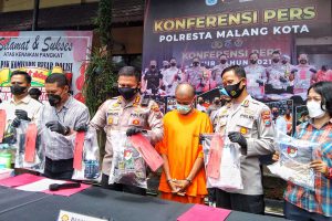 Polresta Makota menunjukkan barang bukti dan terduga pelaku. (jaz) - Berkedok Meditasi, Oknum Pelatih Sendratari Cabuli Hingga Setubuhi Tujuh Murid