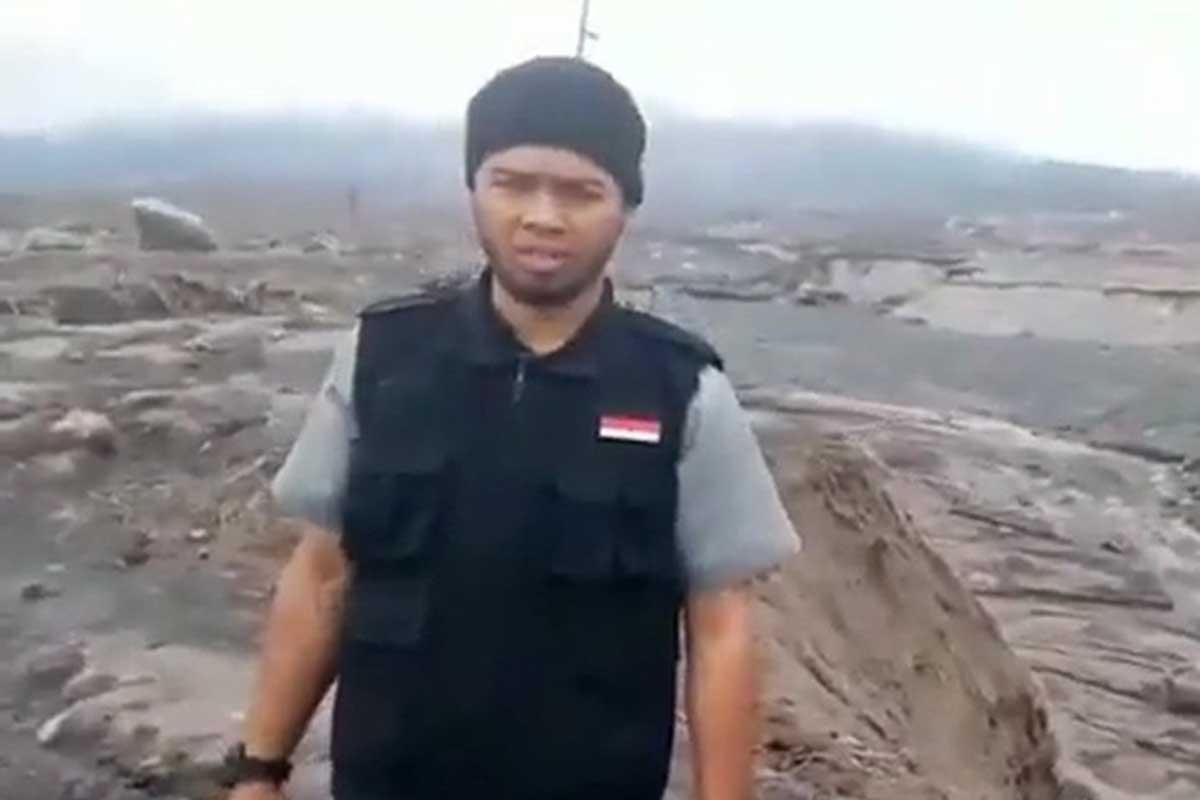 Pria pembuang sesajen di Semeru. (ist) - Pria Tendang Sesajen di Gunung Semeru Kini Diburu Polisi
