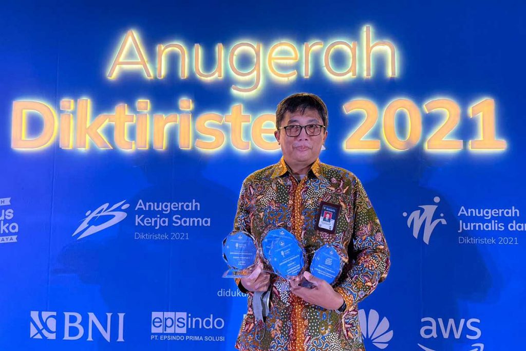 Prof Dr Ir Moch Sasmito Djati MS menerima beberapa penghargaan. (ist) - UB Borong Lima Penghargaan Diktiristek 2021