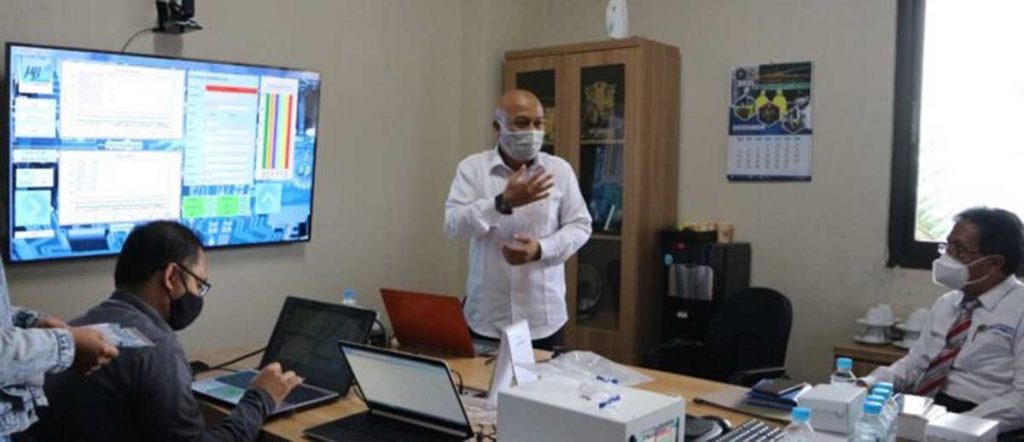 Prof Drs Arinto Yudi Ponco Wardoyo, MSc PhD bersama tim, menjelaskan UBreath. (ist) - UB Ciptakan 'UBreath', Mampu Deteksi Covid-19 Hingga Penyakit Pernapasan
