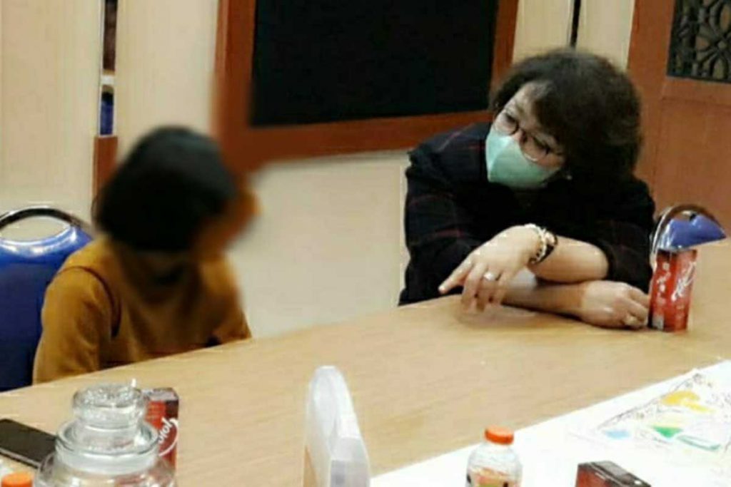 Psikolog saat melakukan wawancara kepada korban kekerasan. (ist) - Pentingnya Perhatian Khusus Kasus Kekerasan Fisik dan Predator Anak