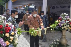 Rektor UB melakukan pemotongan pita simbolis peresmian. (ist) - FK UB Resmikan Monumen Dwija Monabrata Pratisha