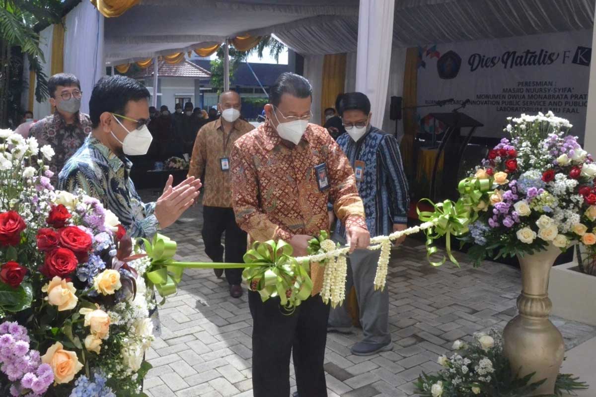 Rektor UB melakukan pemotongan pita simbolis peresmian. (ist) - FK UB Resmikan Monumen Dwija Monabrata Pratisha