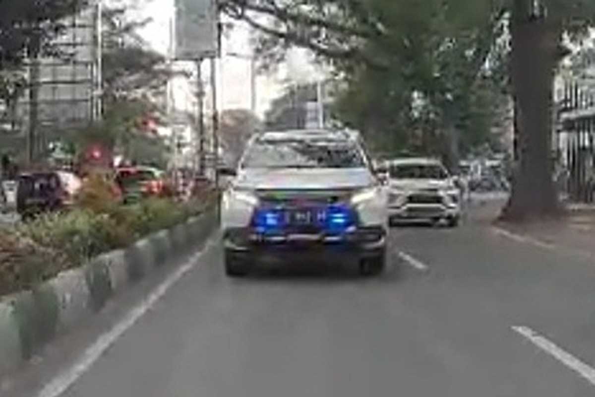 Salah satu mobil dengan strobo dan rotator, ditilang dan dipaksa copot. (ist) - Satlantas Polresta Makota Tilang dan Copot Strobo-Rotator Mobil Pribadi
