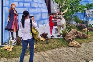 Salah satu pengunjung, istri dari Ardian Tanjung mengabadikan dengan berswafoto anaknya. (jaz) - Pos Pelayanan Ijen Jadi Daya Tarik Pengguna Jalan Berswafoto