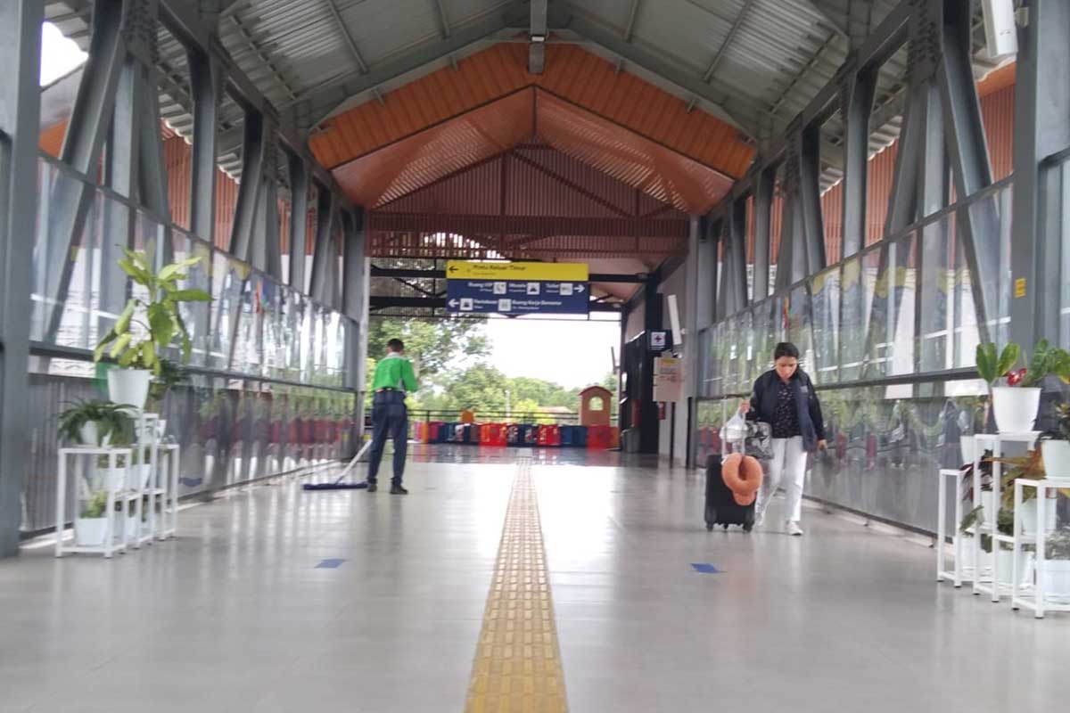Salah satu penumpang KAI Jarak Jauh di Stasiun Kota Baru Malang sisi timur. (jaz) - Jakarta-Banyuwangi Tujuan Favorit Penumpang KAI