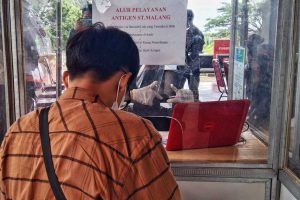 Salah satu penumpang mengurus Swab Antigen di Stasiun Kota Baru Malang di sisi timur. (jaz) - Begini Syarat Naik Kereta Api Lokal-Jarak Jauh