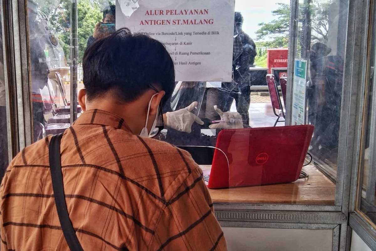 Salah satu penumpang mengurus Swab Antigen di Stasiun Kota Baru Malang di sisi timur. (jaz) - Begini Syarat Naik Kereta Api Lokal-Jarak Jauh