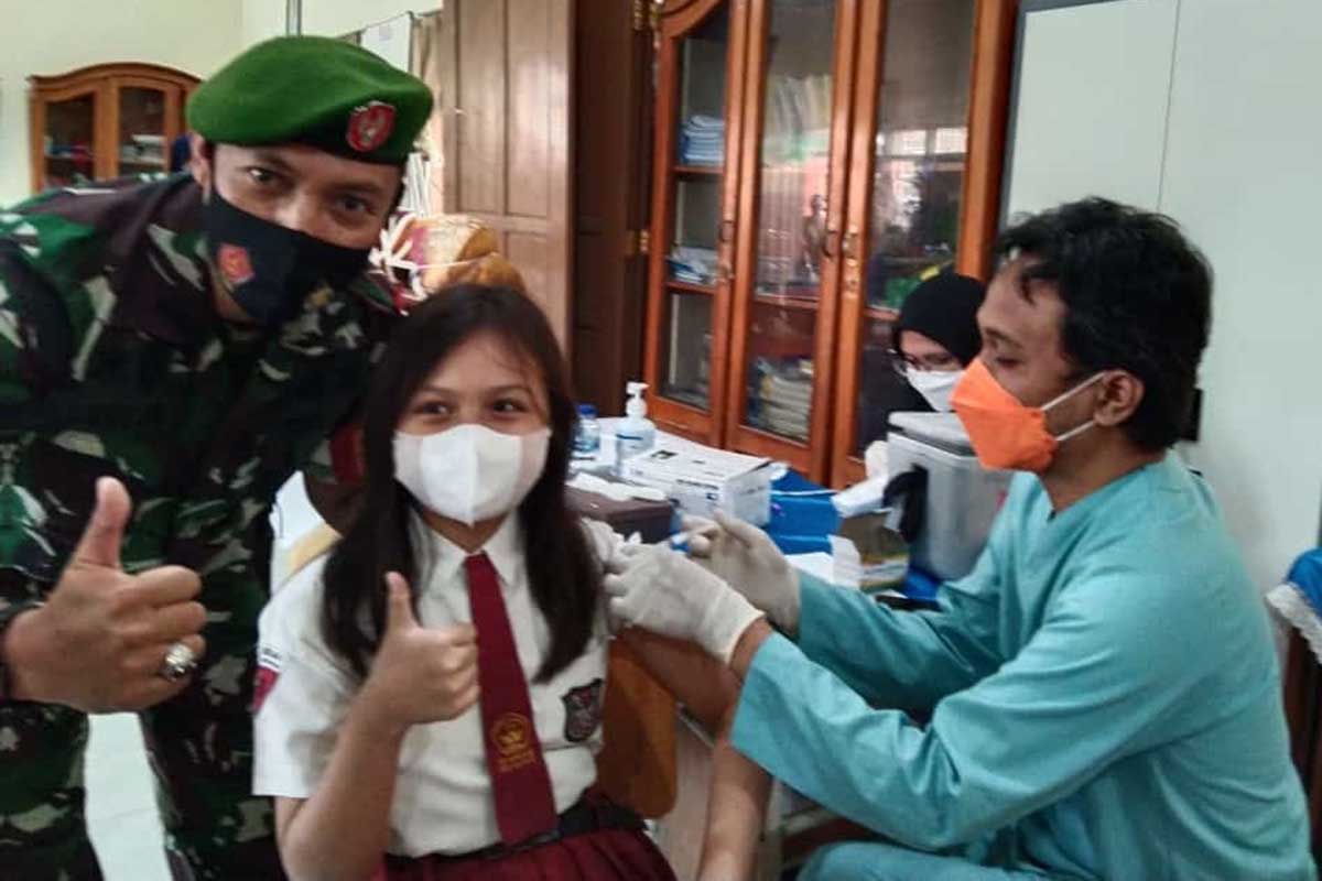 Salah satu siswa SD antusias ikut vaksin. (ist) - Ratusan Siswa SD Wilayah Bandulan Divaksin Sinovac
