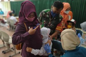 Salah satu siswa SD ketakutan disuntik. (ist) - 355 Siswa SDN Percobaan 1 Jalani Vaksinasi Anak