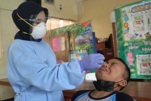 Salah satu siswa di tes swab. (ist) - Tes Swab Acak Negatif, Dinkes Kota Malang Pastikan PTM Aman