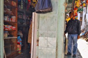 Salah satu toko sembako di dekat 'Tangga Seribu' milik Subali (61). (jaz) - Meski Belum Dibuka, Kayutangan Heritage Menambah Penghasilan Pedagang Sekitar