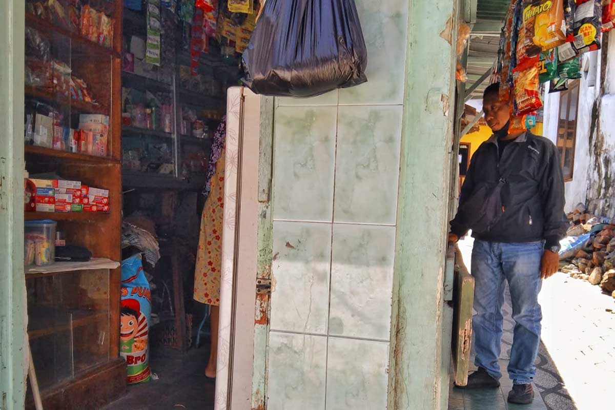 Salah satu toko sembako di dekat 'Tangga Seribu' milik Subali (61). (jaz) - Meski Belum Dibuka, Kayutangan Heritage Menambah Penghasilan Pedagang Sekitar