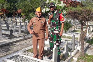 Salah satu veteran didampingi Babinsa. (ist) - Peringati HUT ke-65 LVRI, Babinsa Dampingi Veteran Ziarah di TMP Suropati