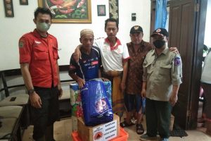 Salah satu warga terdampak menerima bantuan. (ist) - BPBD Kota Malang Salurkan Bantuan Warga Arjosari Terdampak Cuaca Ekstrem