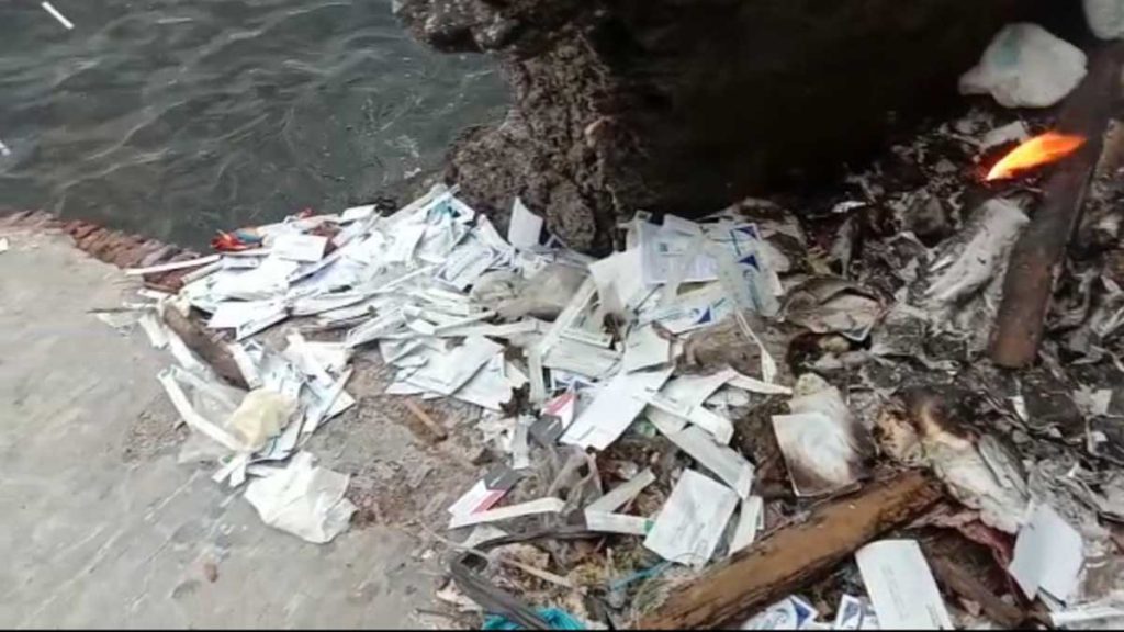 Sampah bekas rapid test antigen yang mencemari selat Bali, dan di bibir pantai - Limbah Bekas Kemasan Rapid Test Antigen Mencemari Selat Bali