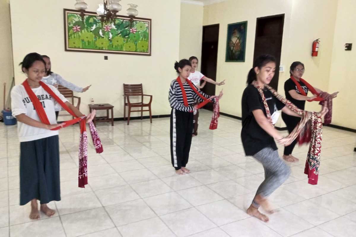 Sanggar Tari Tribhuwana saat berlatih tari. (ws3) - Art Therapi, Cara Psikolog Menerapi Pasien Dengan Seni