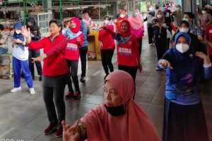 Senam bersama di Pasar Bunulrejo. (ist) - Tarik Minat Pembeli, Pasar Bunulrejo Rutin Senam Bersama & Bagi Wedhang Uwuh