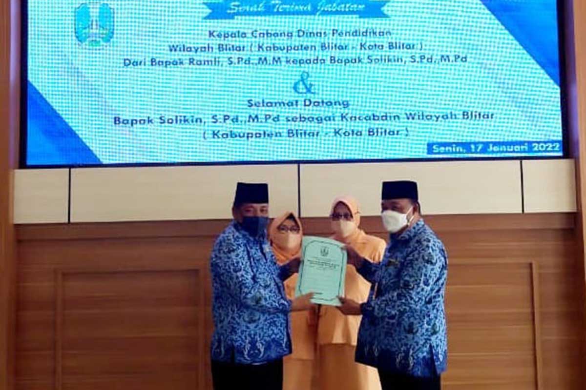 Serah terima jabatan Kacabdin Pendidikan Wilayah Kabupaten/Kota Blitar dari Ramli, S.Pd., M.M kepada Solikin, S.Pd., M.Pd di Aula SMA Negeri 3 Blitar. (memo x/fjr) - Solikin Gantikan Ramli Pimpin Cabdin Pendidikan Wilayah Blitar