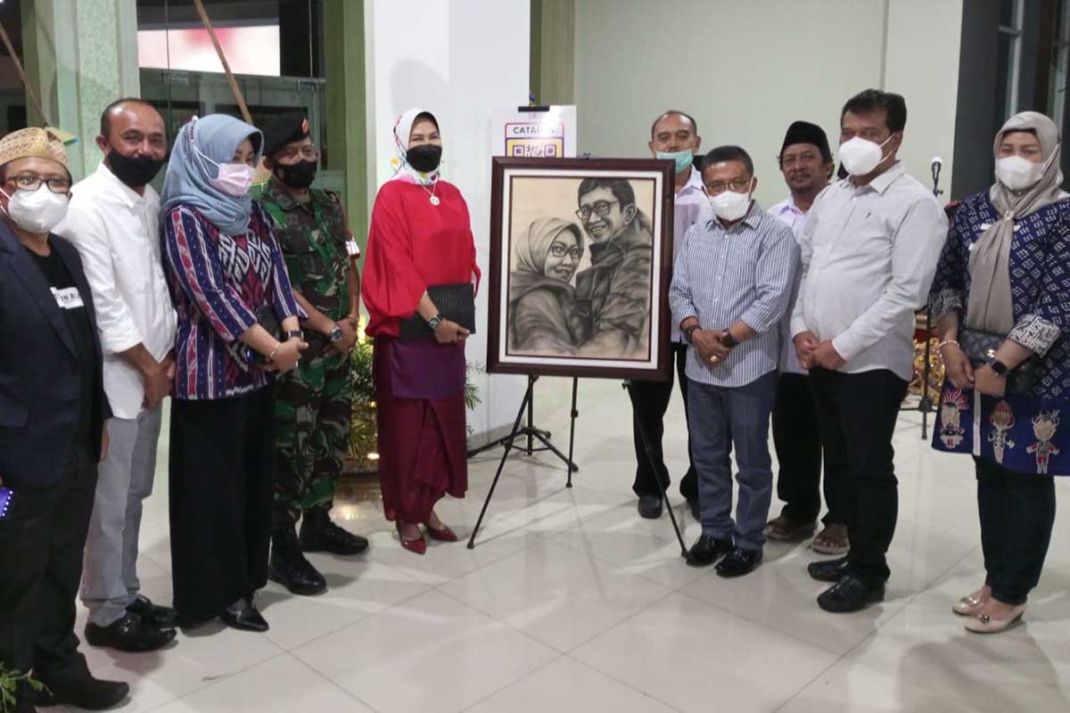 Seremonial pembukaan pameran lukisan Galeri ERHibition. (ws3) - ER dan DR Ultah Pernikahan, 16 Pelukis Batu Beri Kado Pameran Lukisan