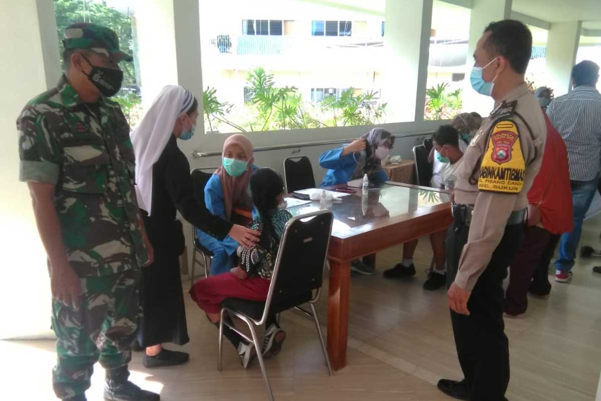 Siswa SDK Bhakti Luhur tertib ikut vaksinasi anak. (ist) - 75 Siswa SDK Bhakti Luhur Ikuti Vaksinasi Anak