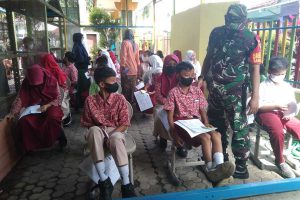 Siswa SDN Bandulan 4 tertib antri vaksin anak. (ist) - Ratusan Siswa SDN Bandulan 4 Divaksin Sinovac