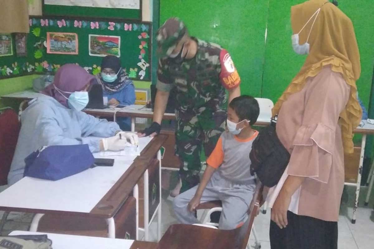 Siswa SDN Pandanwangi 03 didampingi saat vaksin. (ist) - 390 Siswa SDN Pandanwangi 03 Ikut Vaksinasi Anak