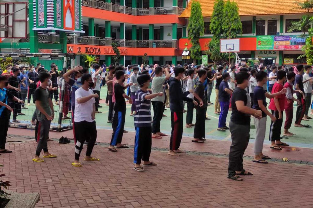 Siswa yang menempati ma'had mengikuti olahraga untuk menjaga kesehatan tubuh. (rhd) - Puluhan Siswanya Terpapar Covid-19, Kepala MAN 2: Semua Sudah Membaik