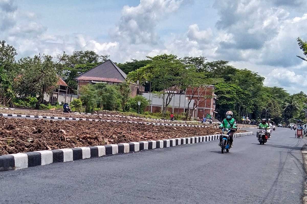 Situasi proyek pelebaran jalan di Jalan Danau Jonge disiang hari panas. (jaz) - Tampik Mangkrak, Proyek Jalan Danau Jonge Minus Rambu Hingga PJU