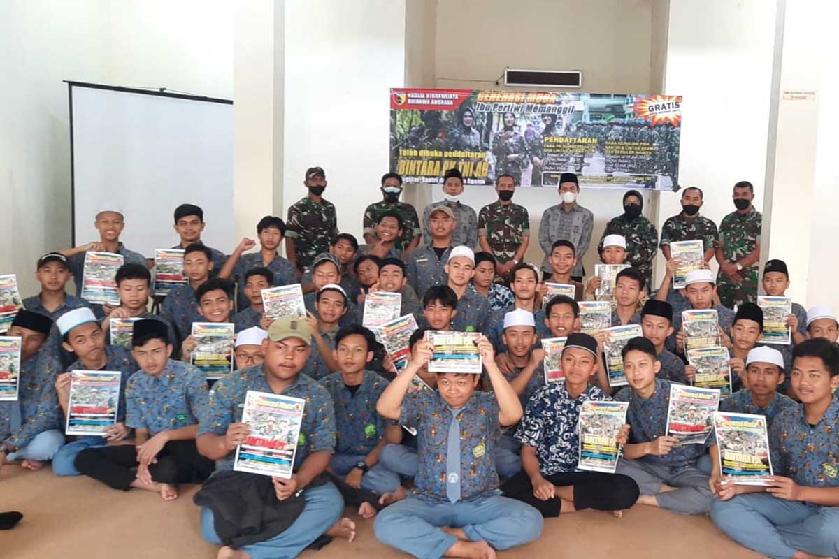 Sosialisasi pendaftaran Caba santri dan lintas agama di Ponpes Bahrul Maghfiroh. (ist) - Kodim 0833 Sosialisasi Pendaftaran Caba Santri dan Lintas Agama di Ponpes Bahrul Maghfiroh