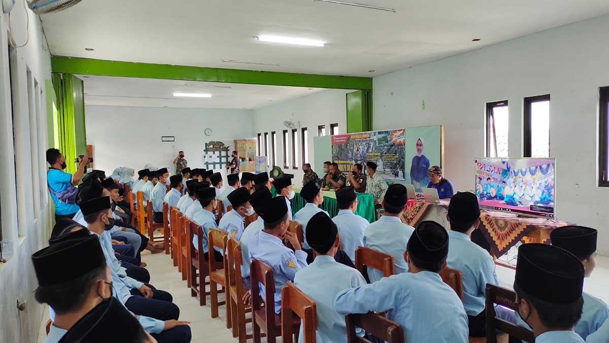 SOSIALISASI PENDAFTARAN: Staf dari Pendam V Brawijaya bersama Koramil saat sosialisasi di Ponpes Bahrul Ulum Jombang - Pendam V Brawijaya Bersama Koramil Jombang Gelar Sosialisasi Rekrutmen Prajurit TNI AD di Ponpes Bahrul Ulum