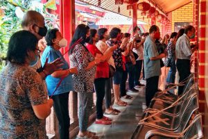 Suasana ibadah seminggu sebelum Imlek dan membersihkan altar. (jaz) - Jelang Imlek, Klenteng An Eng Kiong Bersihkan Altar