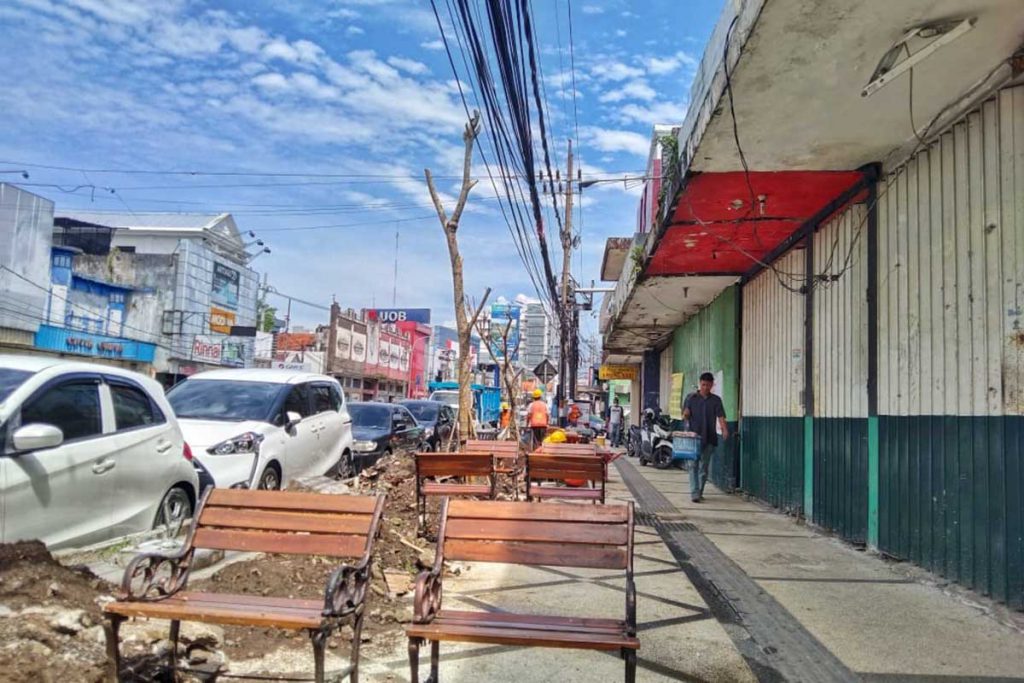 Suasana pedestrian yang dibongkar saat pagi menjelang siang. (jaz) - Panas, Imbas Pohon Kayutangan Ditebang Ganti Puluhan Tabebuya